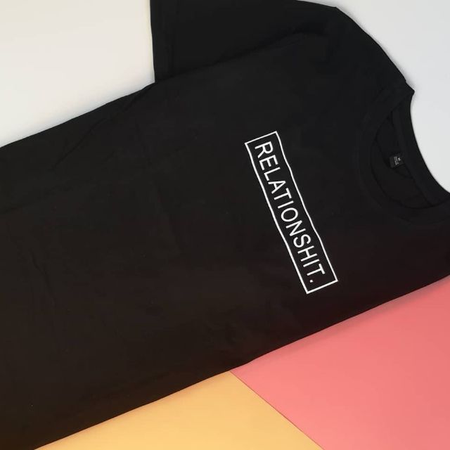 Áo thun unisex cotton in chữ Relationshit.