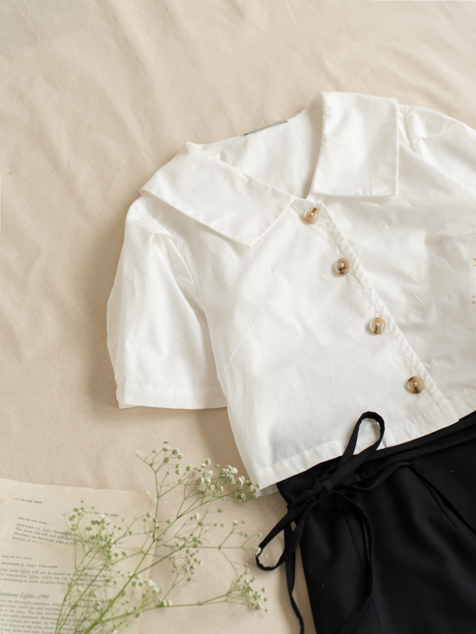 Sơ Mi Croptop Cổ Sen Nhọn Madelen
