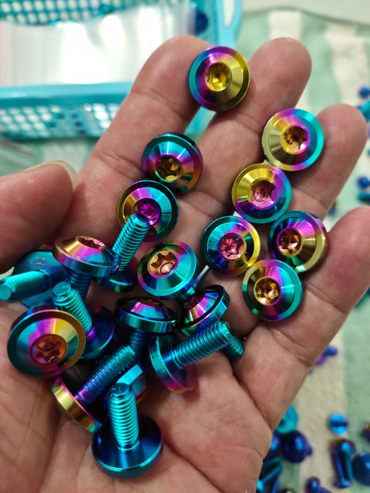 ốc titan gr5 6li20 màu như hình