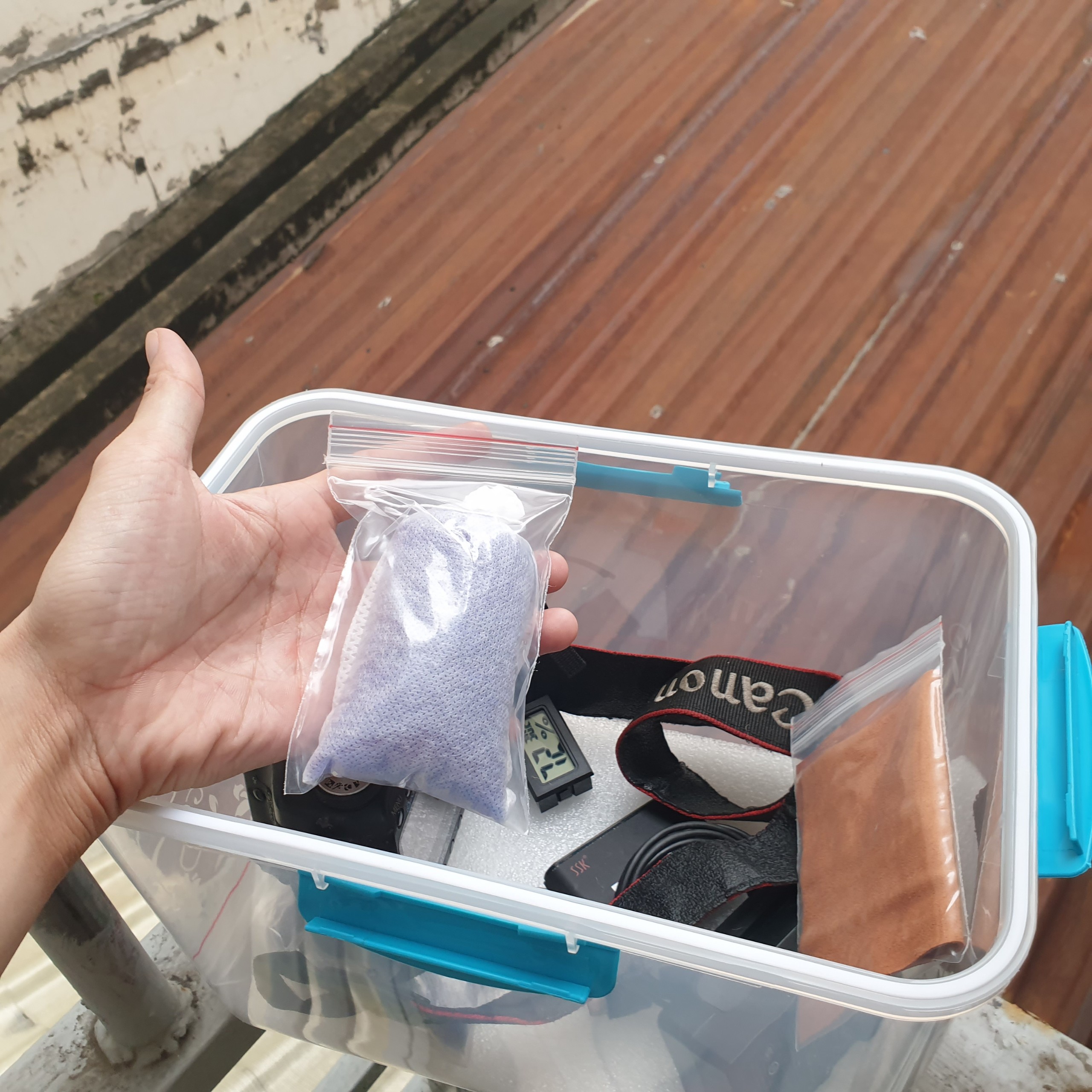 Hộp chống ẩm 10 lít 4 khóa kèm phụ kiện cho máy ảnh