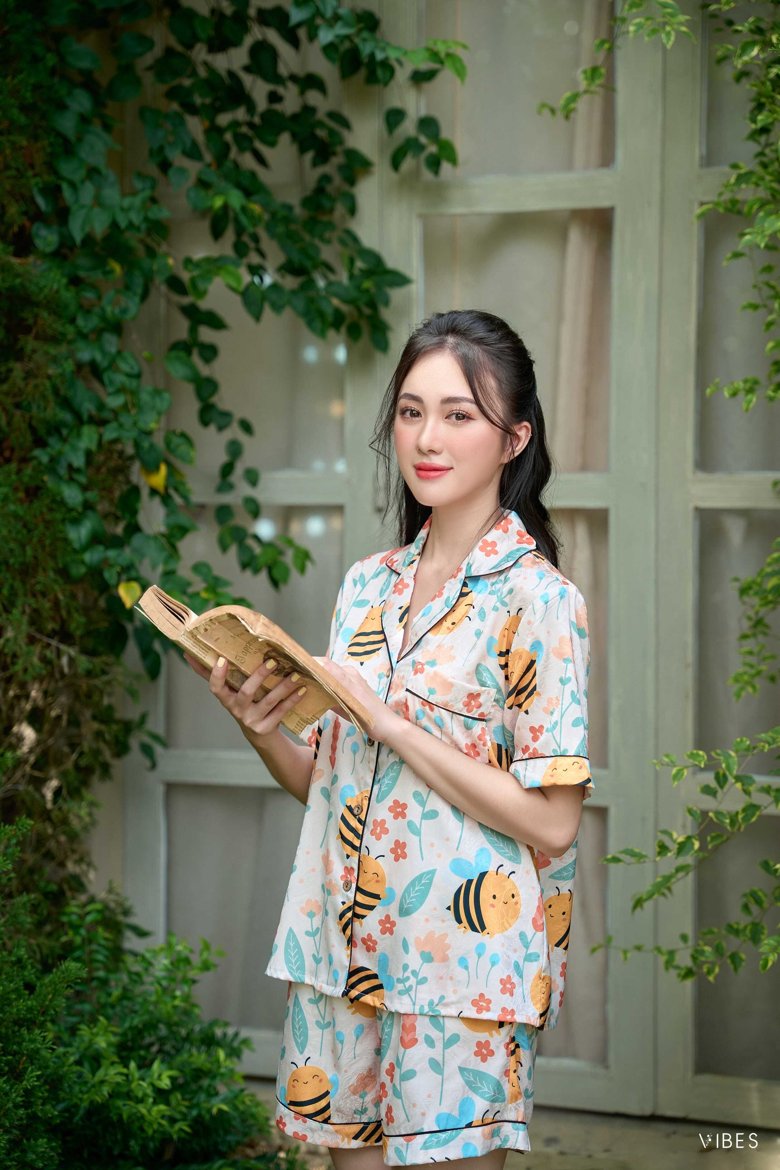 VIBES Bộ pijama ngắn lụa gấm cao cấp Bee Py Set
