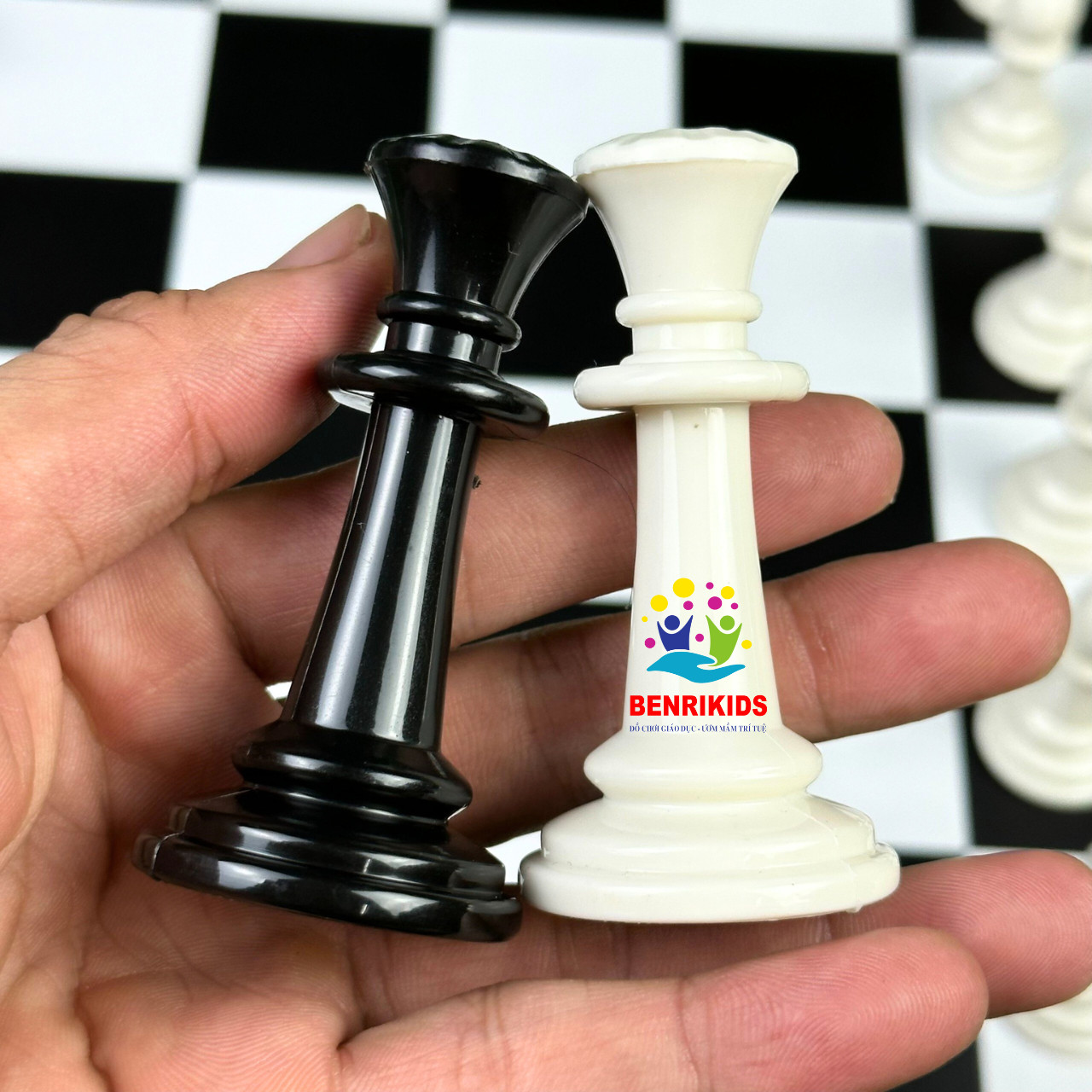 Bàn Cờ Vua Siêu To Khổng Lồ Size 42x42 Cm Có Nam Châm Siêu Hút Bàn Gập Kiêm Hộp Đựng Tiện Lợi Board Game