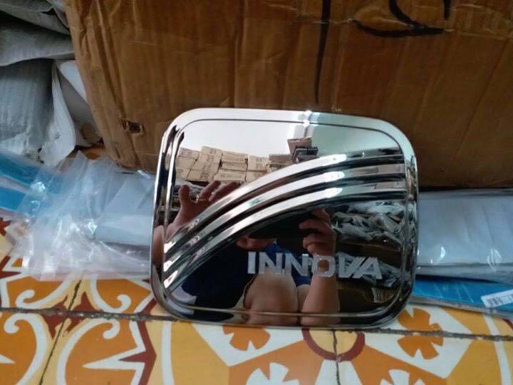 Ốp nắp bình xăng innova 17