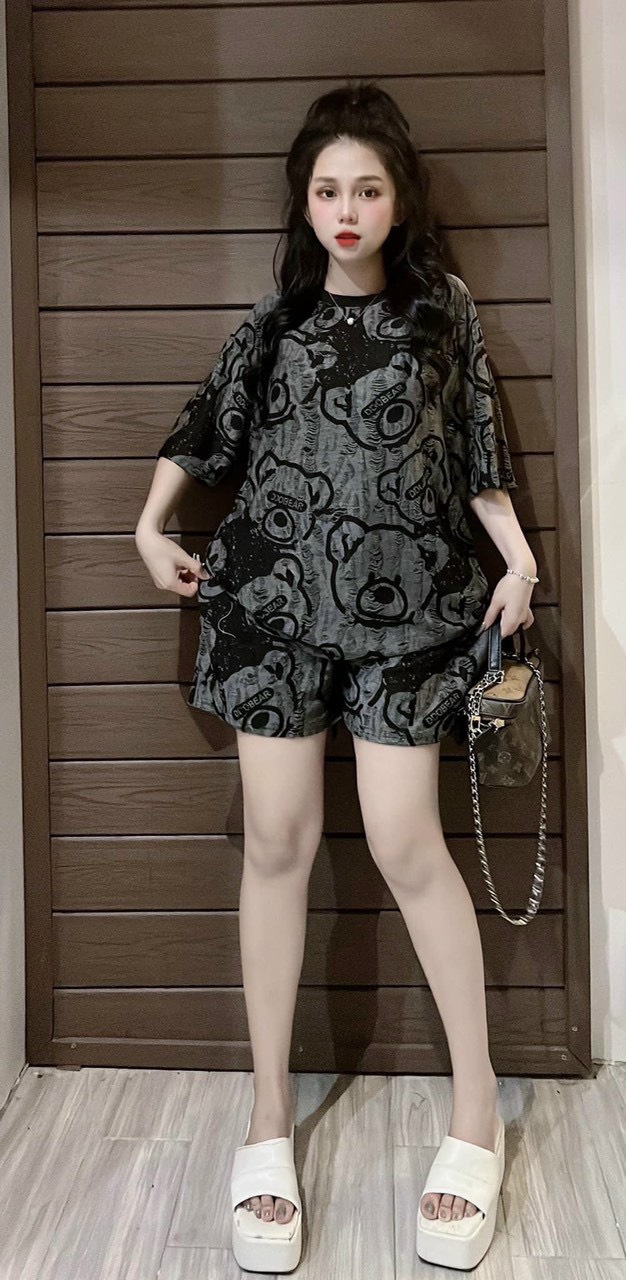 Set bộ nữ đùi áo thun phông rộng tay lỡ phối quần đùi ngắn ống rộng 2 màu đen trắng họa tiết hình gấu xước nhẹ cực hot