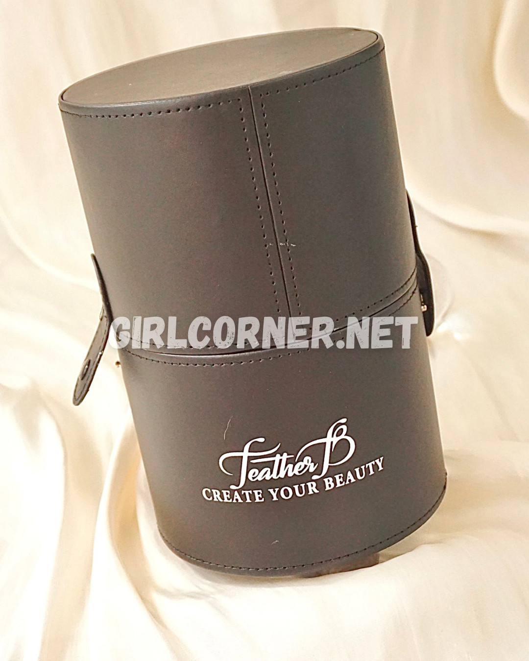 Ống đựng cọ trang điểm Feather B Holder Brushes