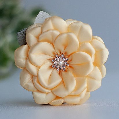 Hoa cài áo handmade lụa gấm vàng nhạt