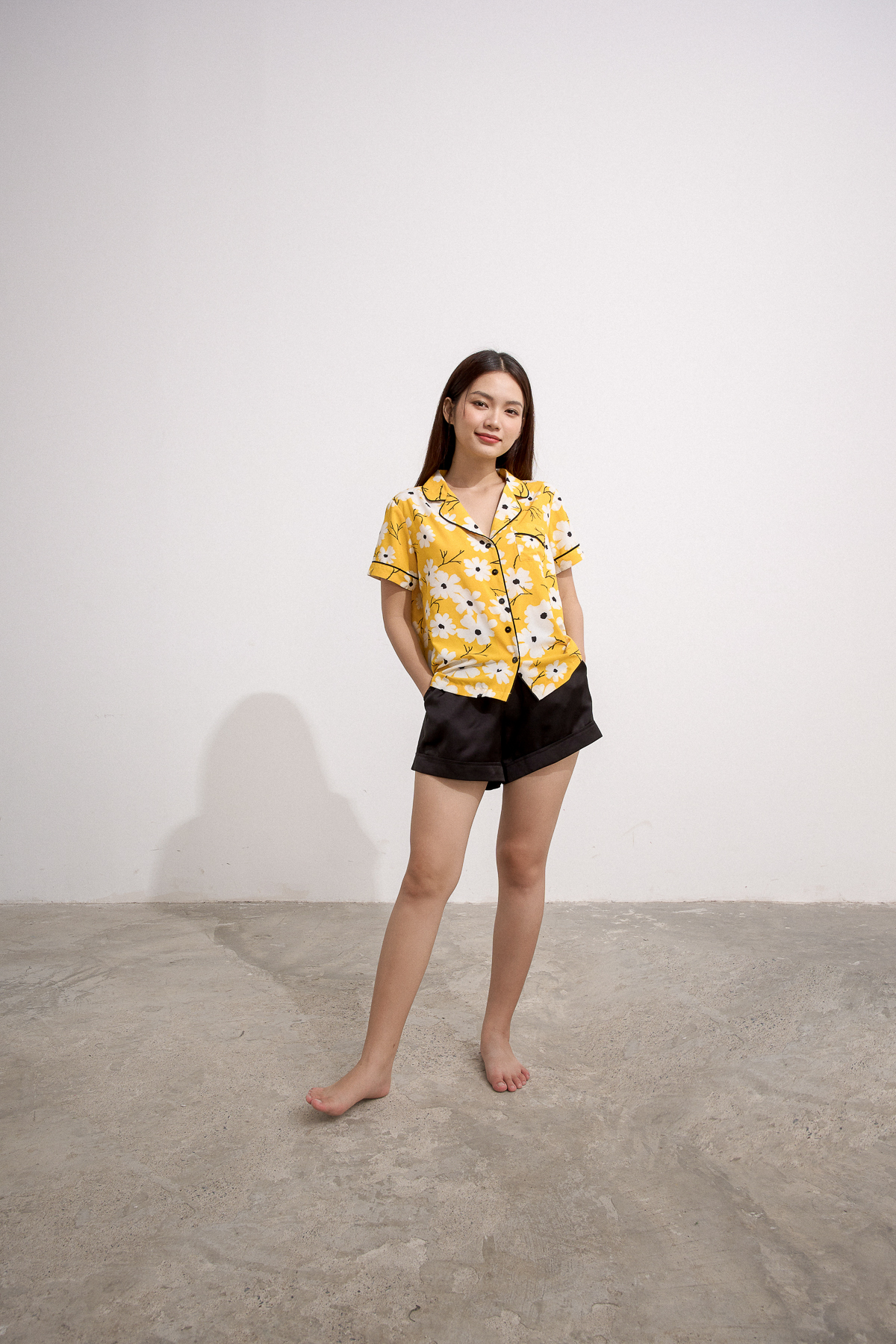 [NHẬP MÃ NOVFALAZSOCIAL02 GIẢM 40K ĐƠN 199K  ] Bộ pyjama MAYBI ngắn lụa vàng in hoa trắng