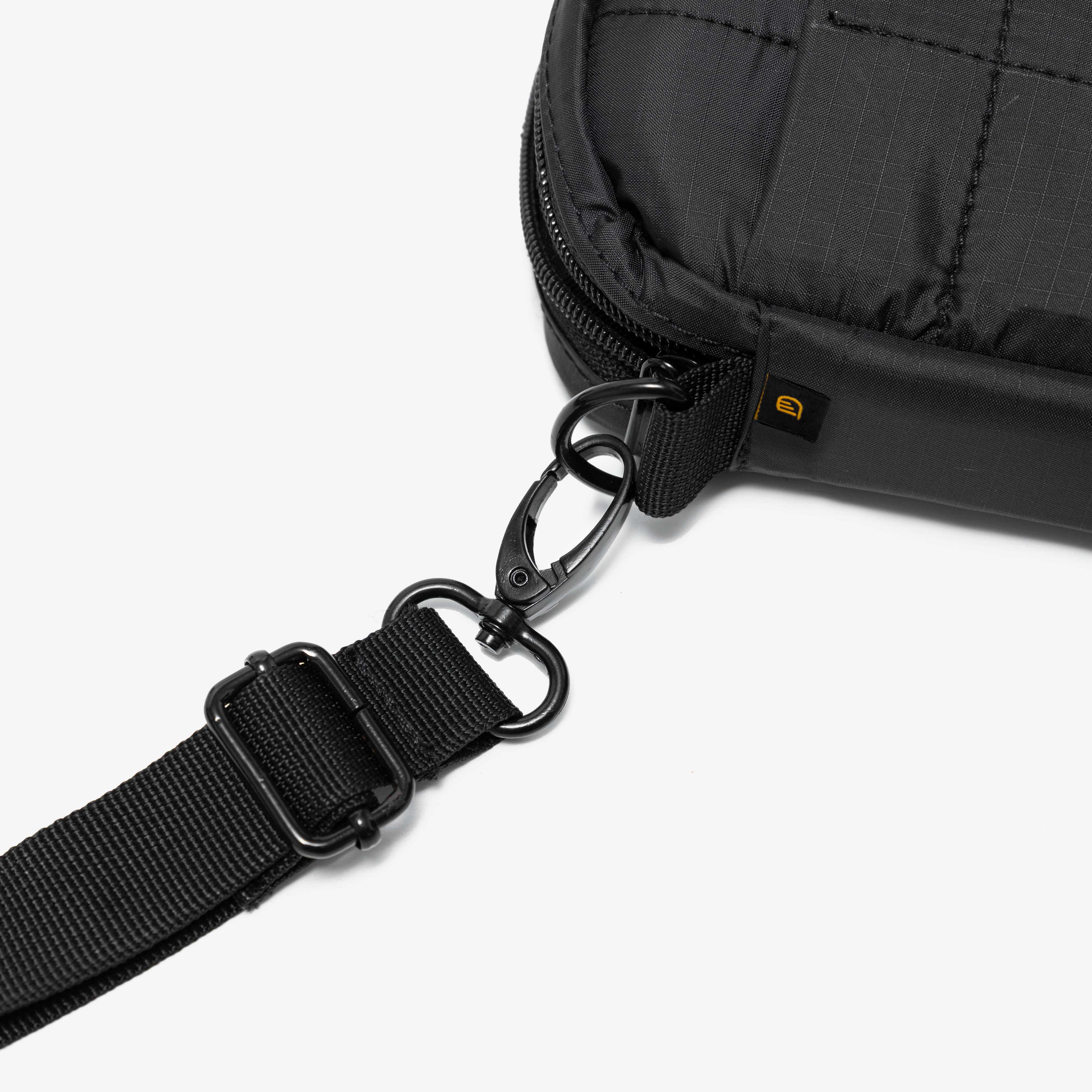 Túi đeo chéo DIM Light Mini Bag - Chất liệu chống thấm nước
