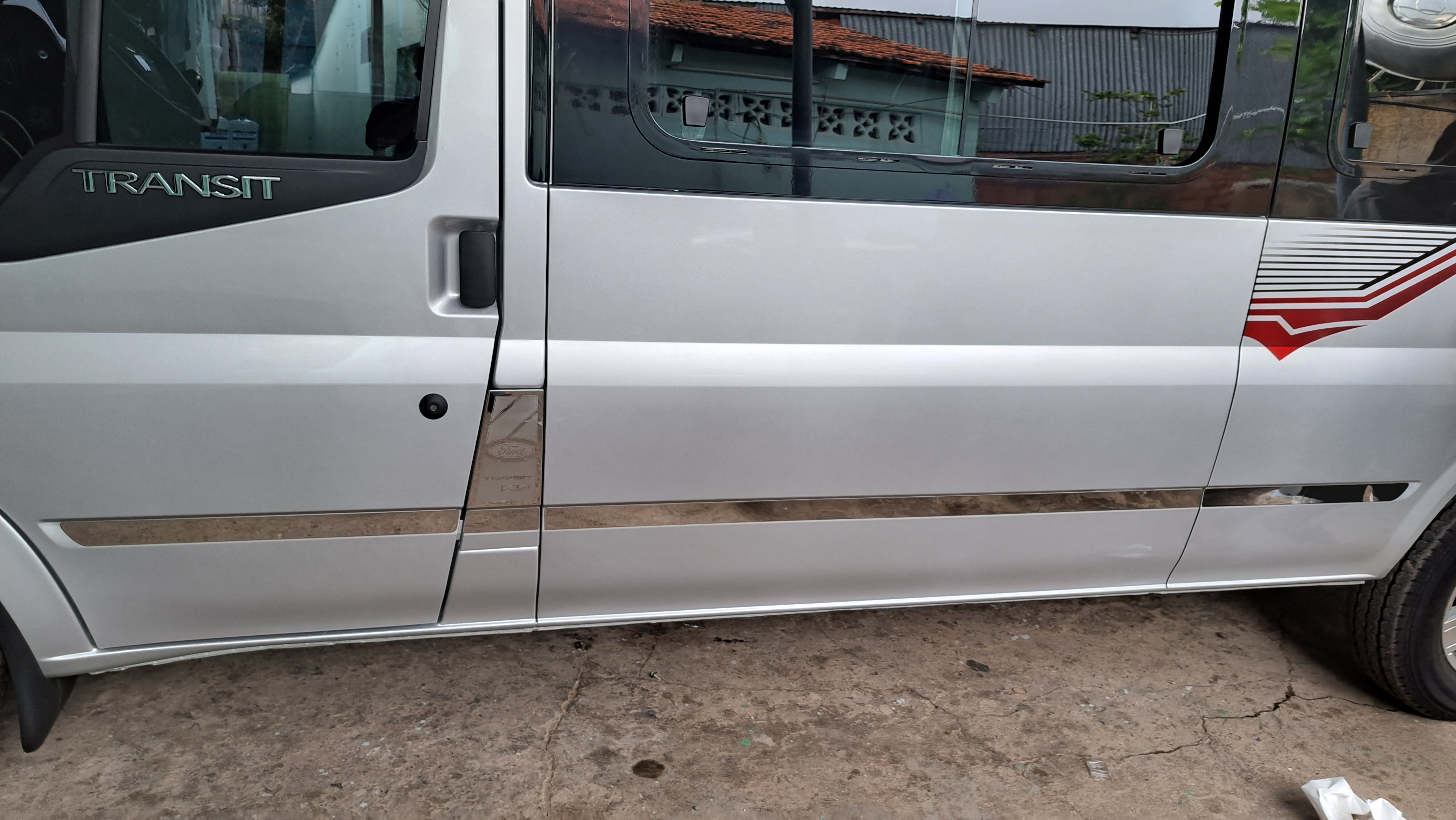 Chỉ INOX viền hông FORD Transit