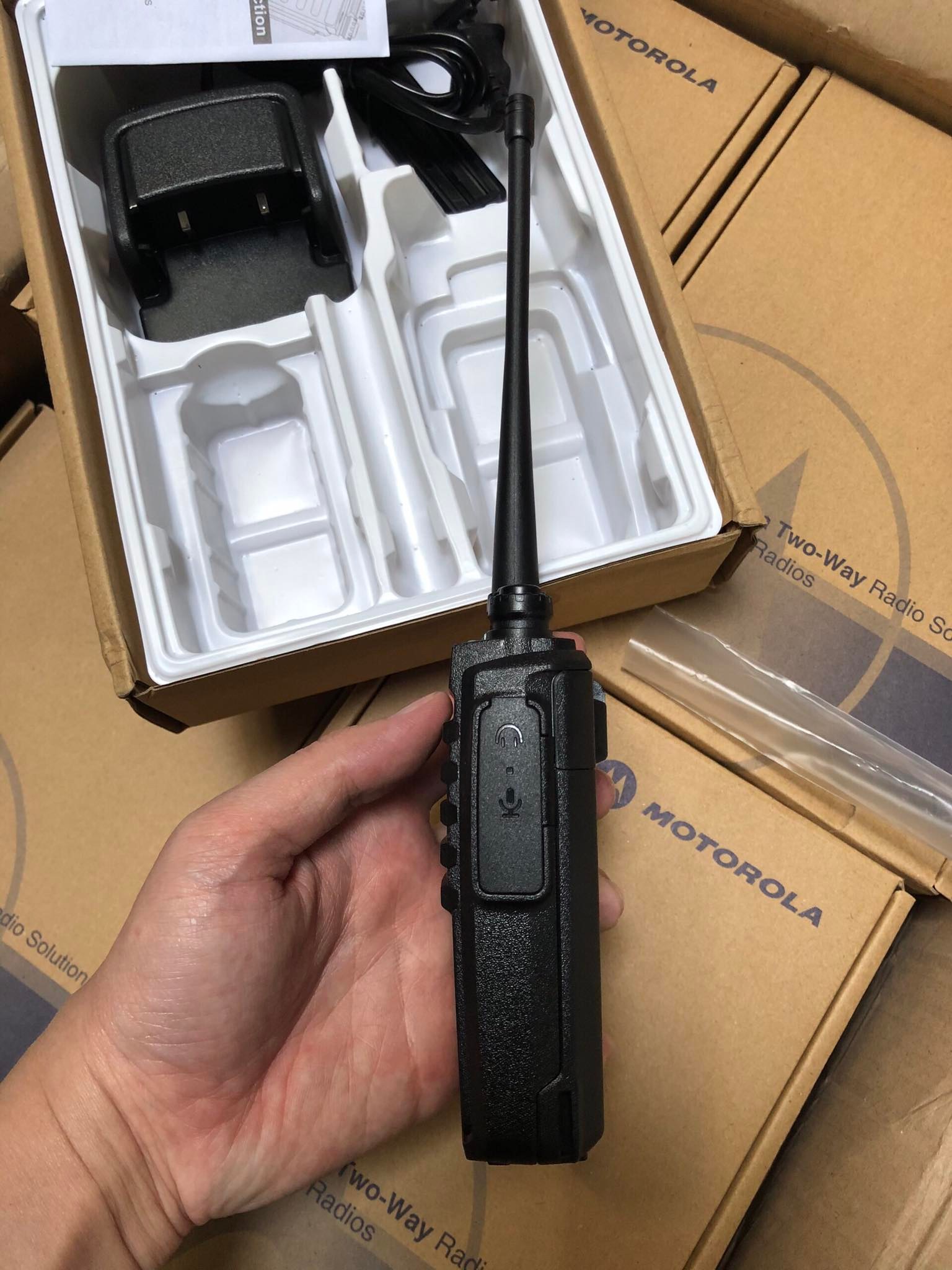 Bộ đàm Motorola CP1600 Plus (2 Chế Độ Sạc, Giá Rẻ, Siêu Bền)