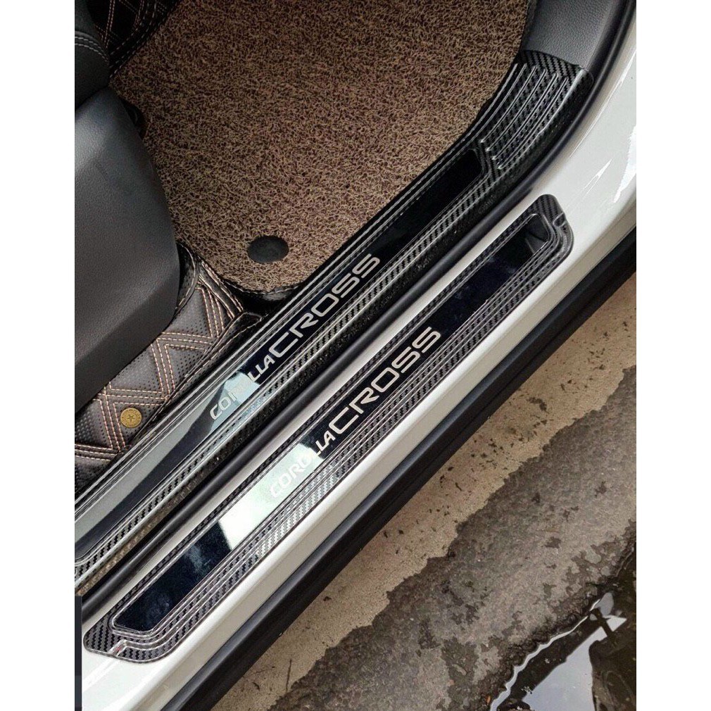 Ốp bậc cửa, Nẹp bước chân trong, ngoài CARBON xe Toyota CROSS 2020 2021 2022 2023 vân cacbon cao cấp