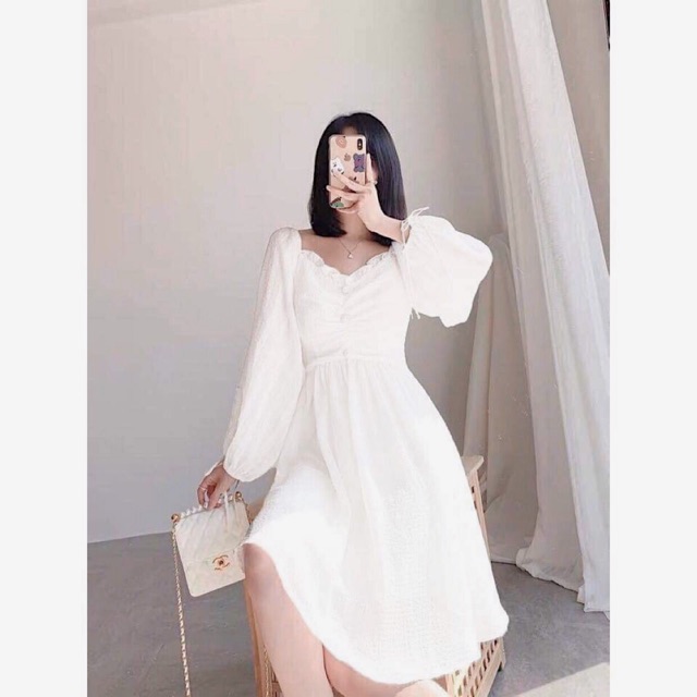 Đầm trắng nút bọc cổ bèo