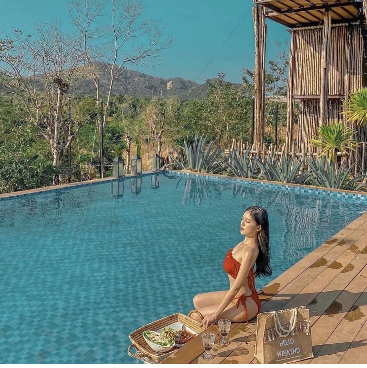 Bikini 2 mảnh đỏ sexy nhún ngực.