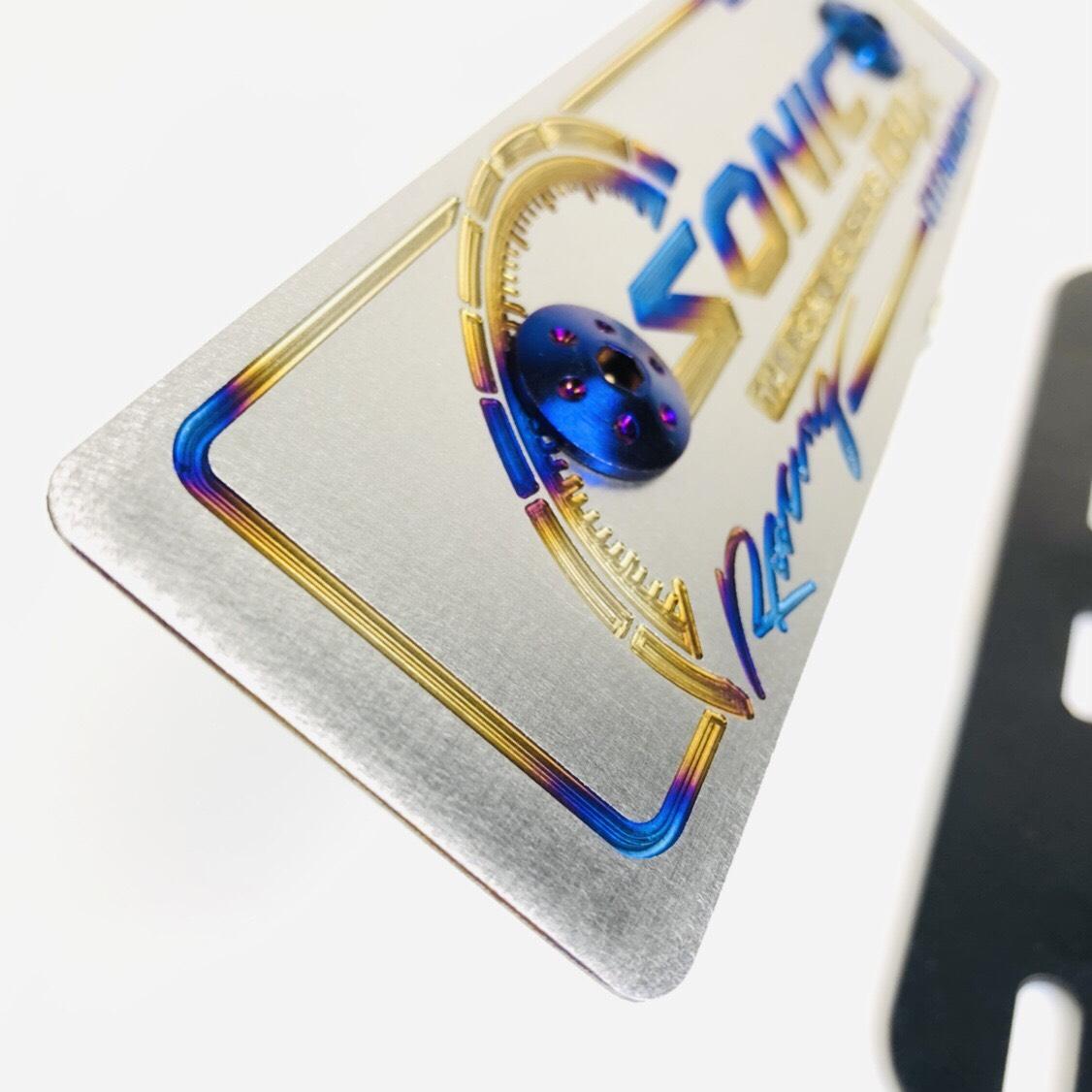 Bảng tên xe SONIC, titan 100% dùng cho các đời xe SONIC TẶNG pát gắn bảng tên bằng kim loại xe và ốc titan