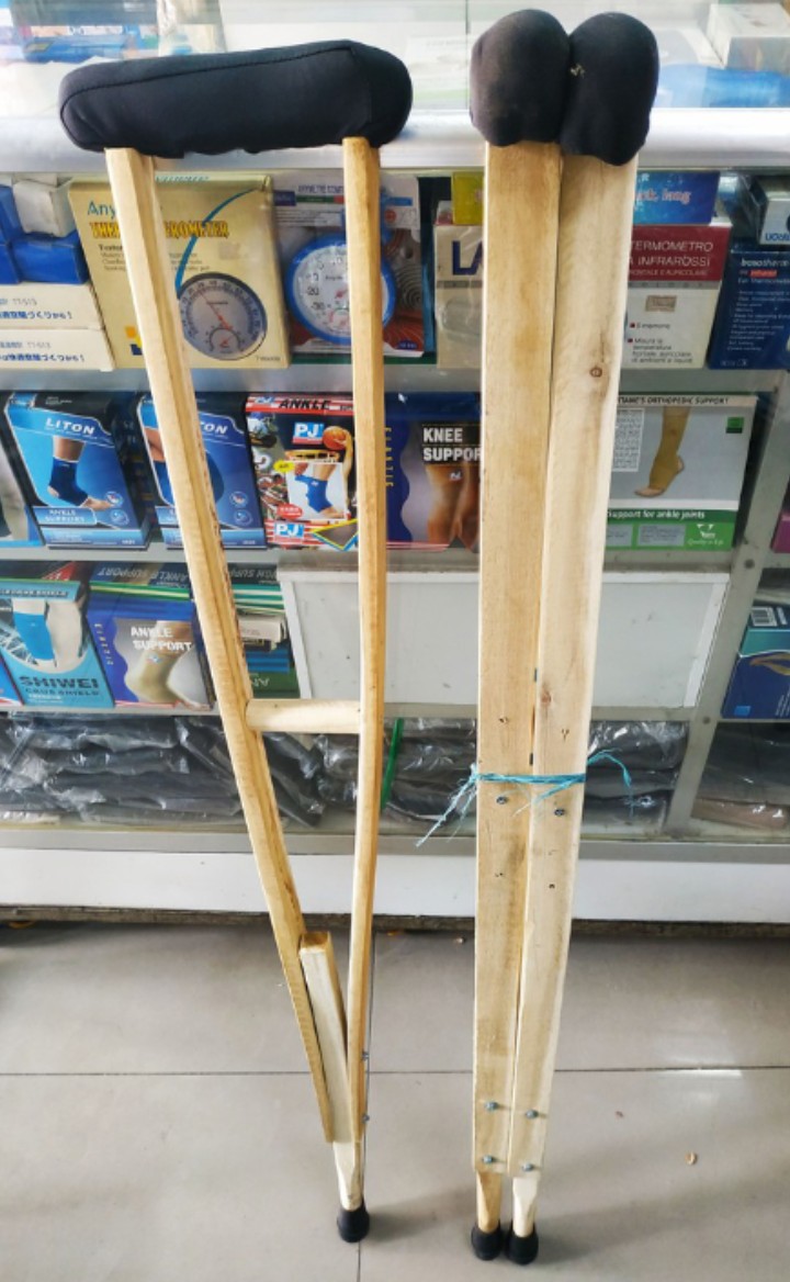 NẠNG GỖ KẸP NÁCH CÓ ĐỆM