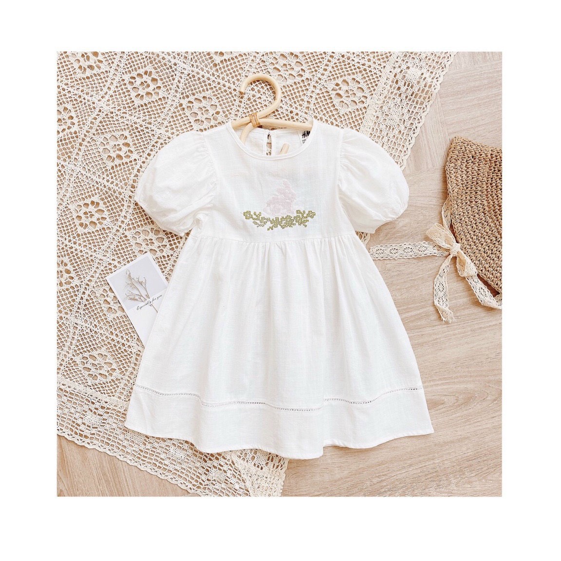 Đầm/Váy trắng HM cho Bé Gái thêu thỏ size từ (12-22kg )
