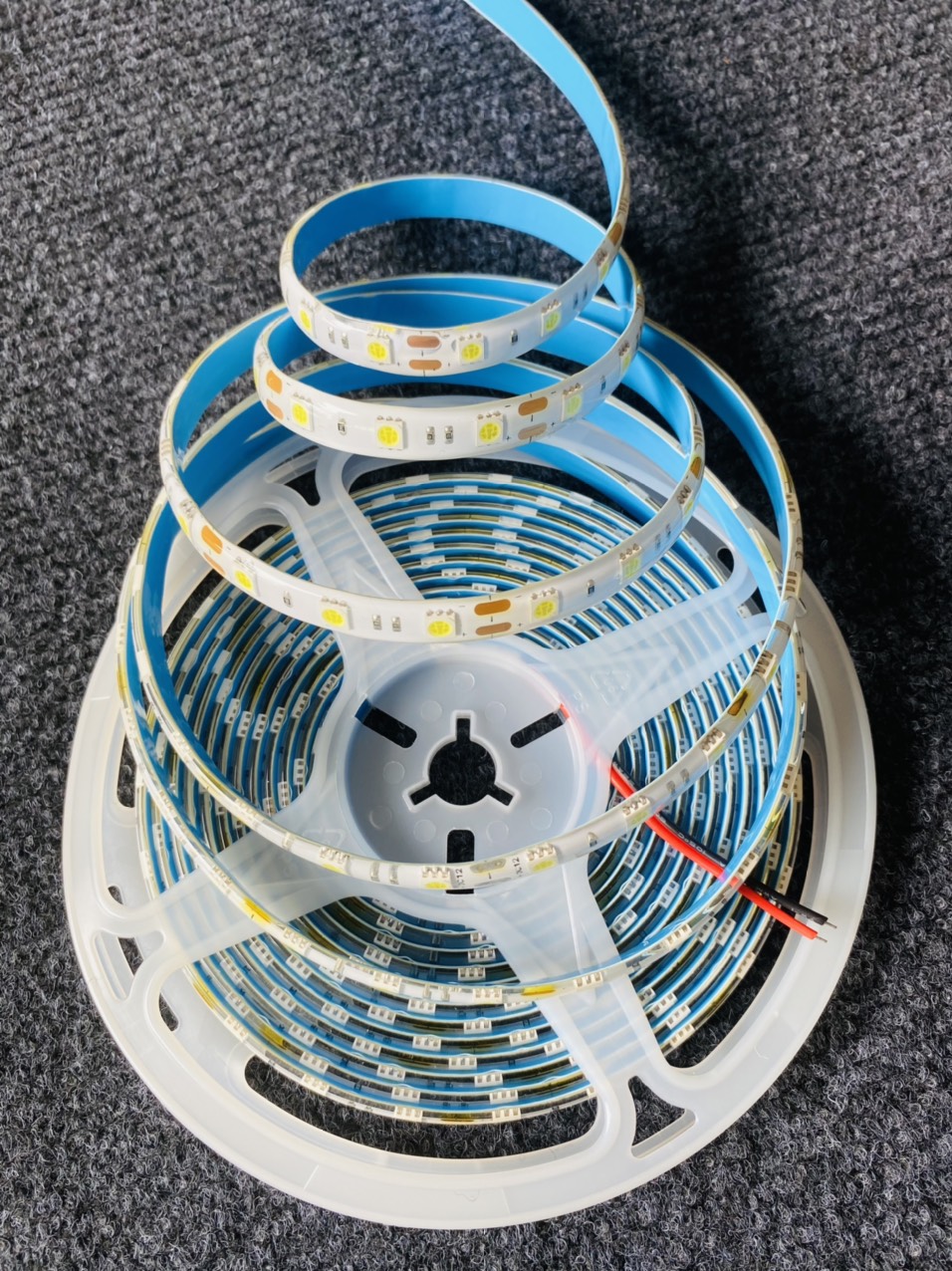 LED DÂY 5050 12V CÓ KEO (Cuộn 5m)