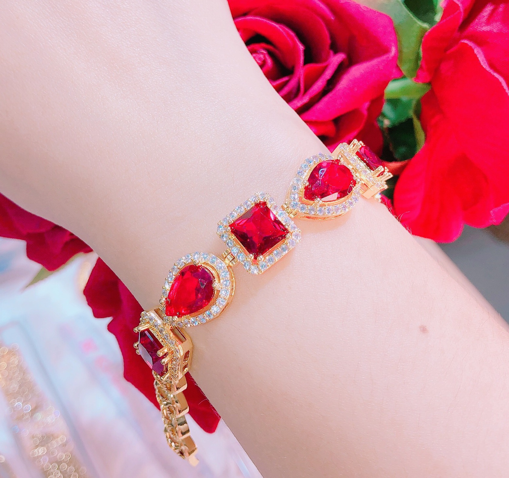 [HCM]Lắc tay mạ vàng thật nữ lắc tay nữ đẹp đính đá pha lê ngọc đỏ tròn giọt nước kiểu dáng hoàng gia sang trọng sáng lấp lánh lung linh thiết kế sang trọng quý phái Trang sức Miga L048 - CAM KẾT KHÔNG ĐEN ĐEO ĐI TIỆC BAO XINH