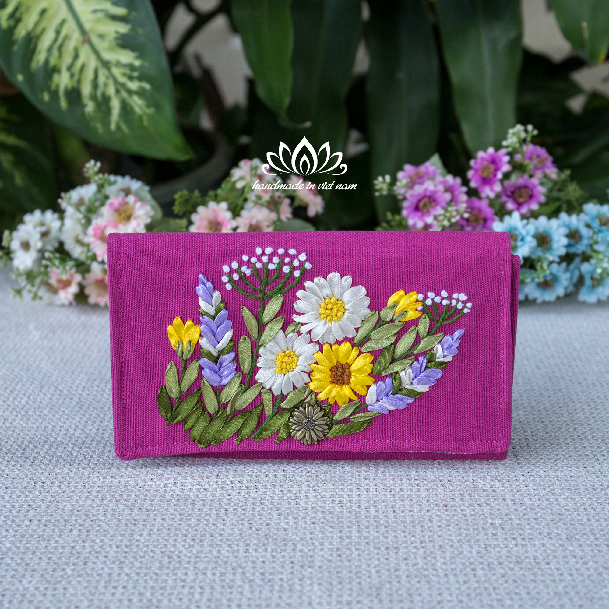 Ví gập vải canvas thêu ruy băng độc lạ