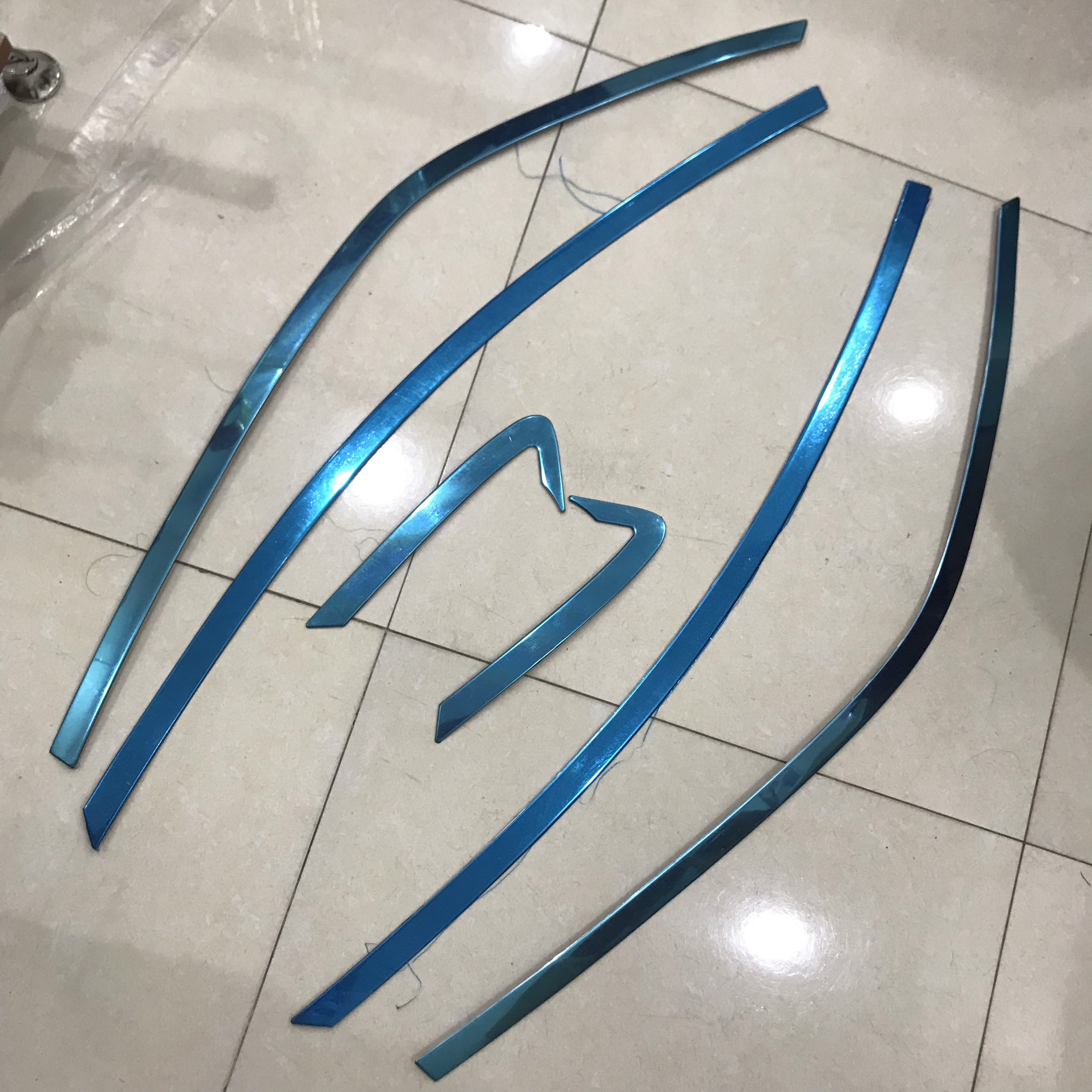 Bộ nẹp viền cong kính inox sáng bóng xe Kia Forte, Cerato phom 2008-2013