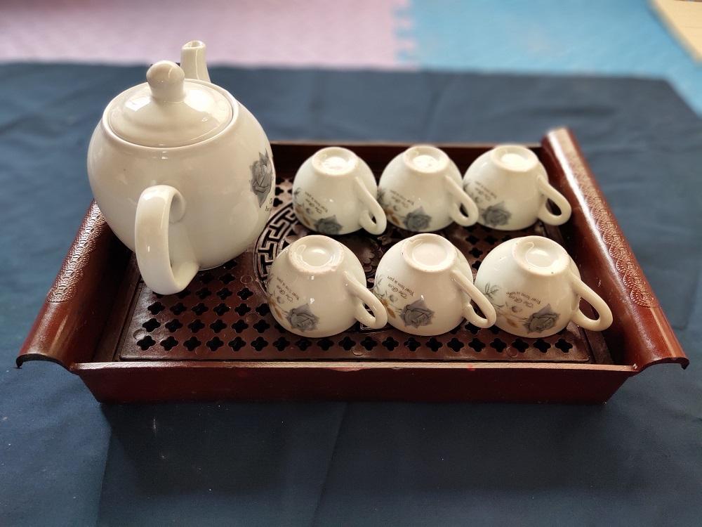 Bộ ấm chén hoa hồng có khay 2 lớp-dung tích 500ml