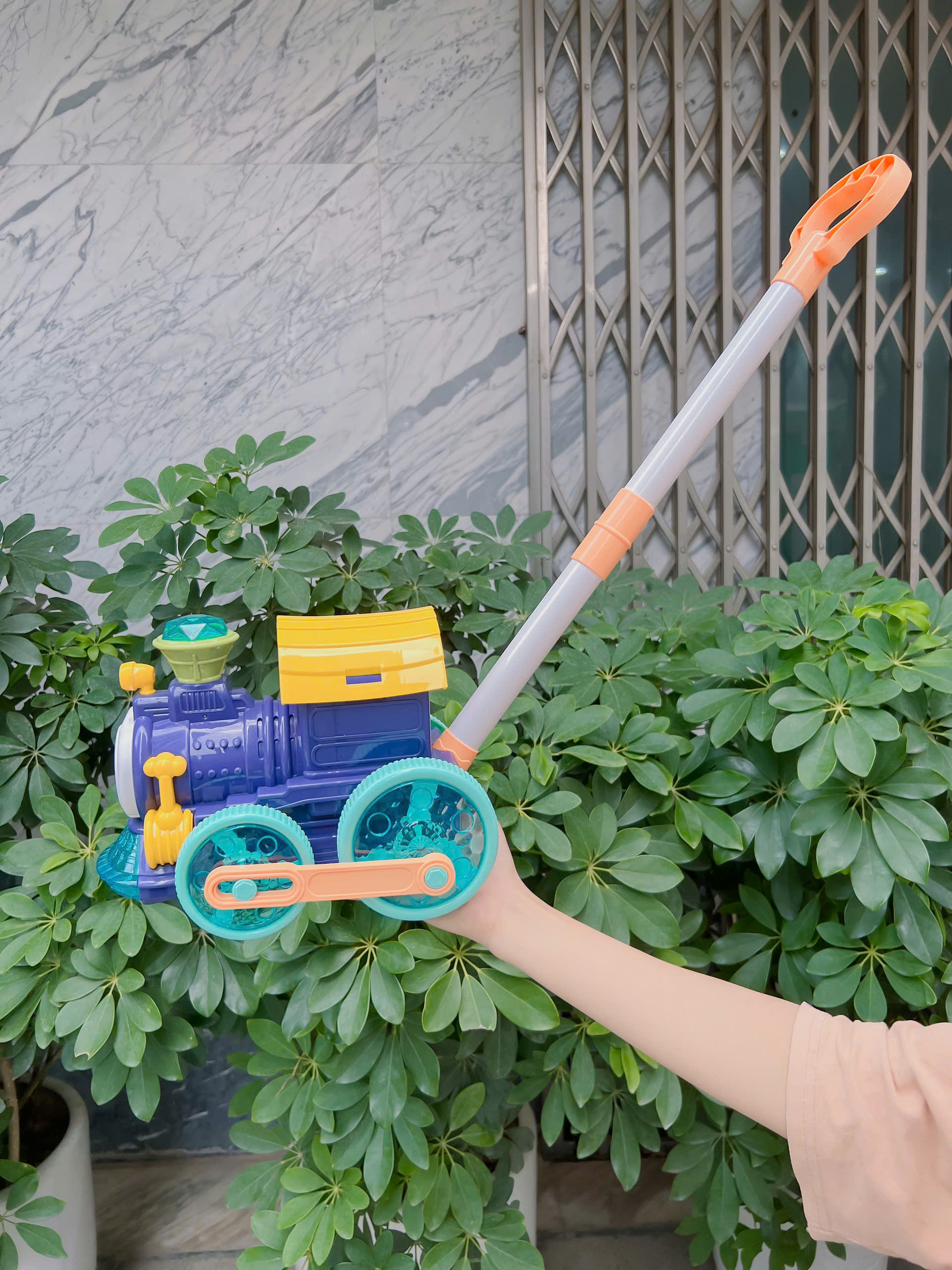 Xe đẩy tàu lửa thổi bong bóng, bé vui chơi