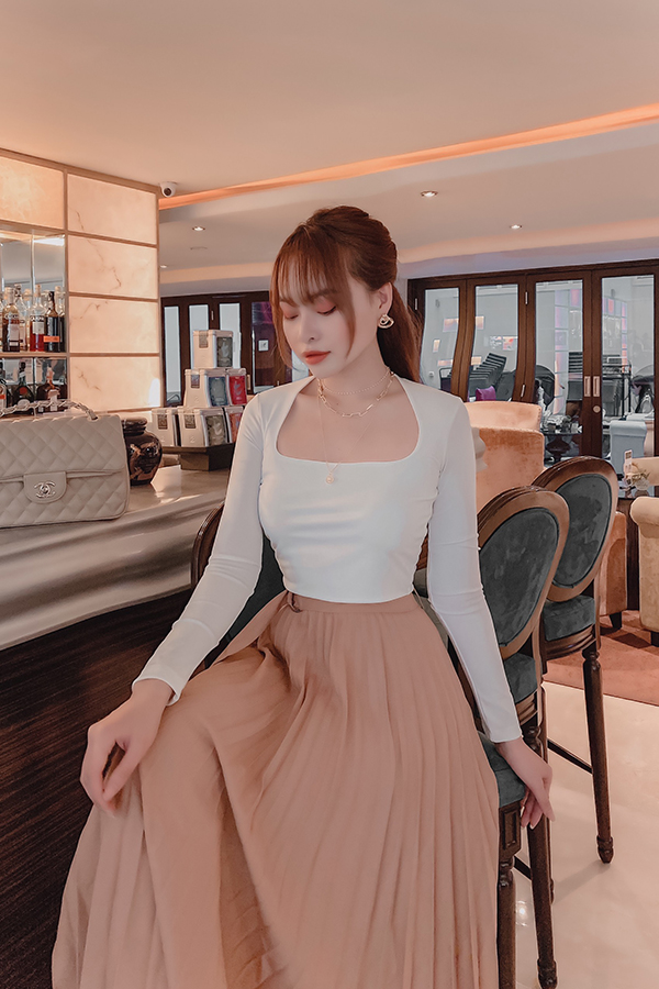 Áo MiMi cổ tam giác cách điệu Leila