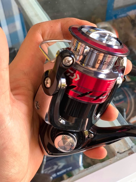Máy câu cá Daiwa sweepfire 2B-CS màu đỏ đen