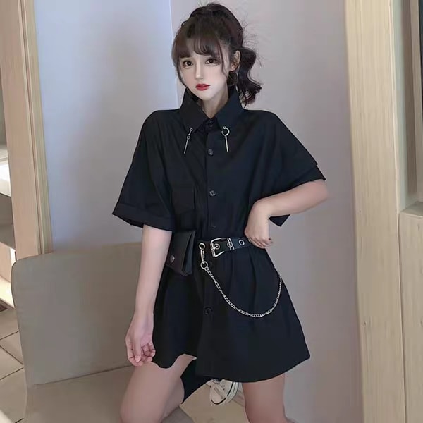 Áo sơ mi đen kèm thắt lưng dây xích cá tính