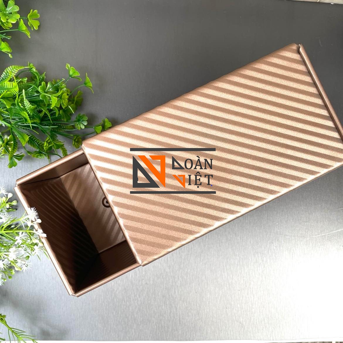 BÁNH MÌ SANDWICH vân GỢN SÓNG mẫu mới SIÊU ĐẸP CAO CẤP. Khuôn bánh mì gối Thép CARBON chống dính màu VÀNG Đồng SANG TRỌNG. Khay lớn với kích thước 20.5 x 12x 11cm