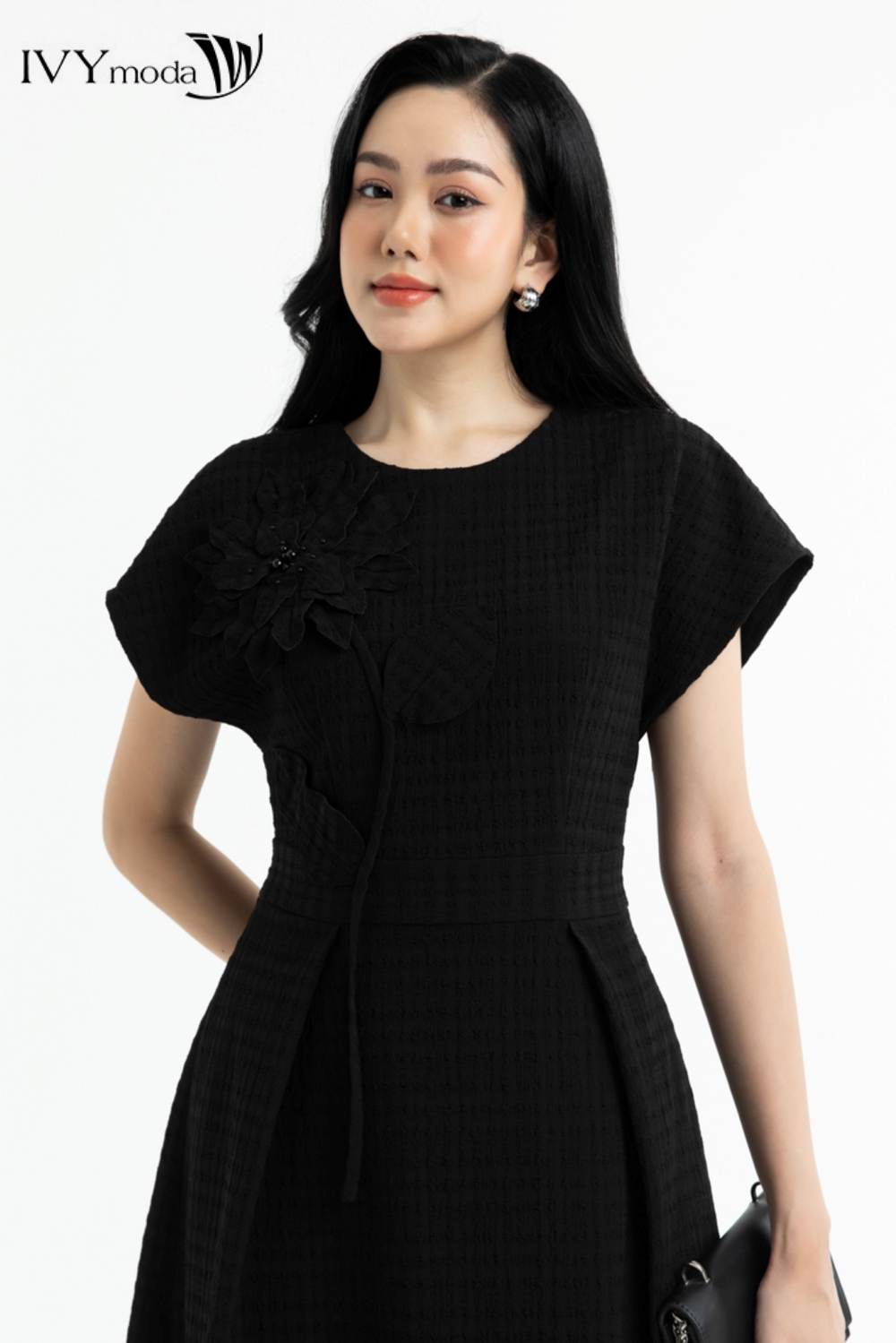 Đầm cài hoa nổi IVY moda MS 48M7506