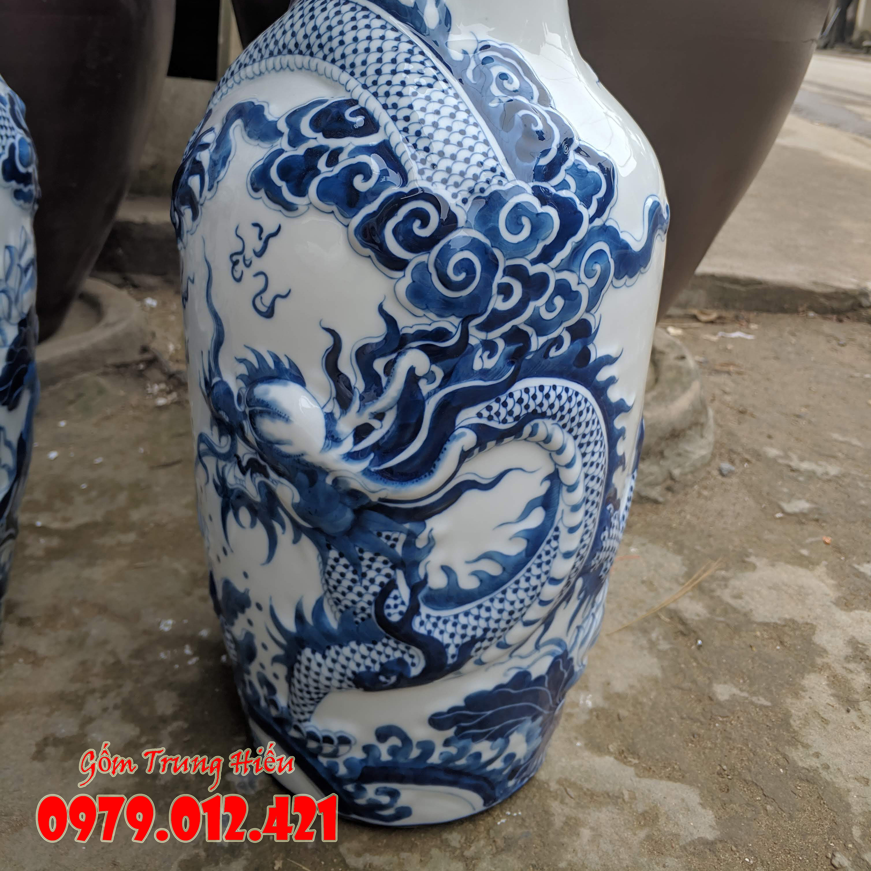 Đôi lộc bình Bát Tràng men lam đắp nổi cao 37cm