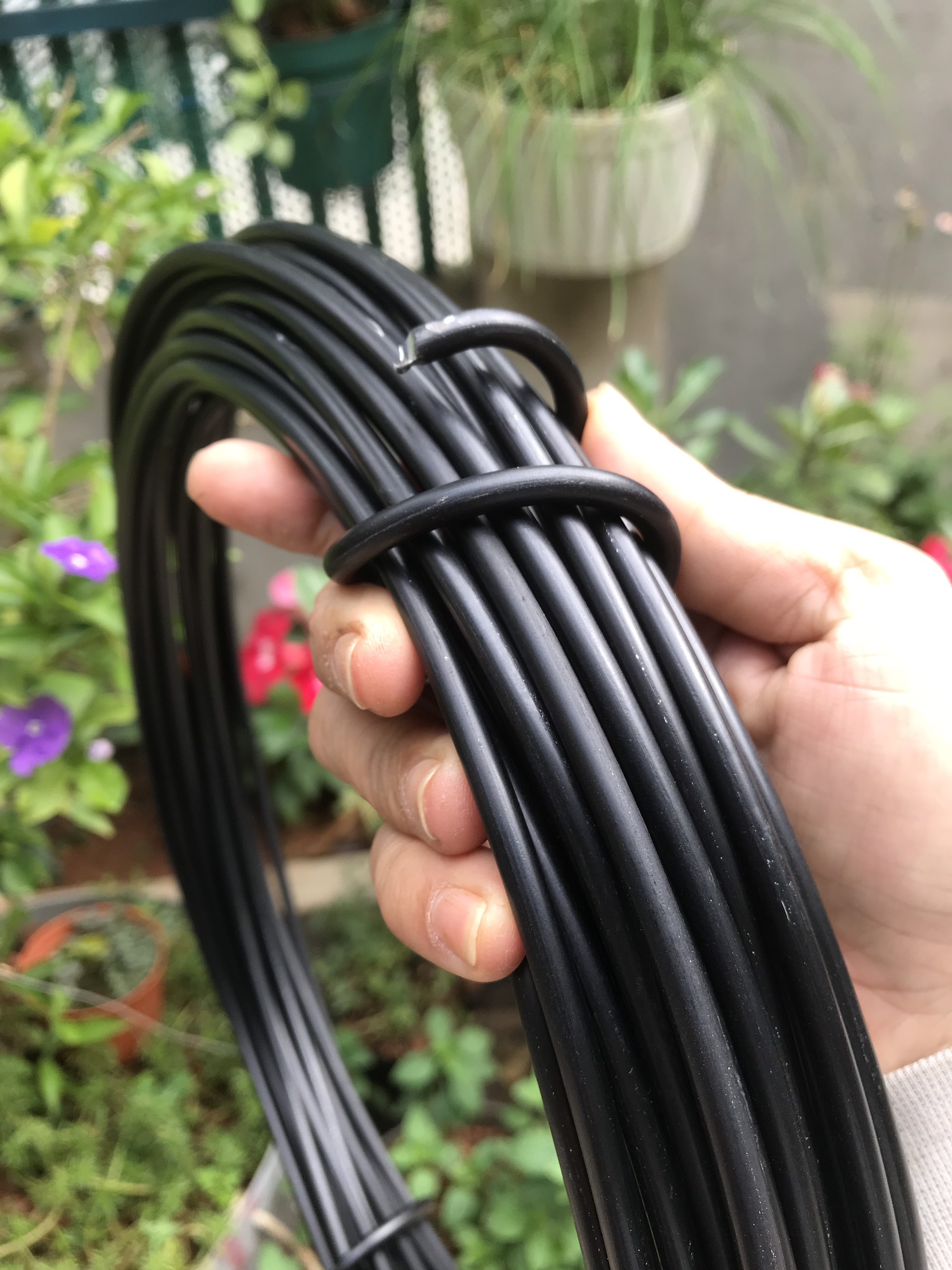 1kg nhôm quấn cành uốn cành theo ý đen trung quốc , trần  hàng việt