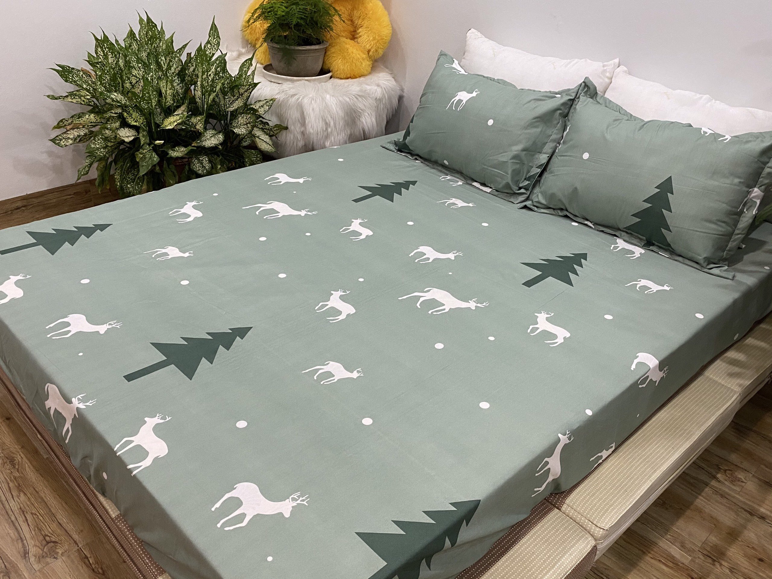 [Ga giường]Ga trải giường,Drap ga giường,ga bọc đệm vải cotton poly 1m2,1m4,1m5,1m6,1m8,2m2 mẫu hươu trắng cây thông nền xanh