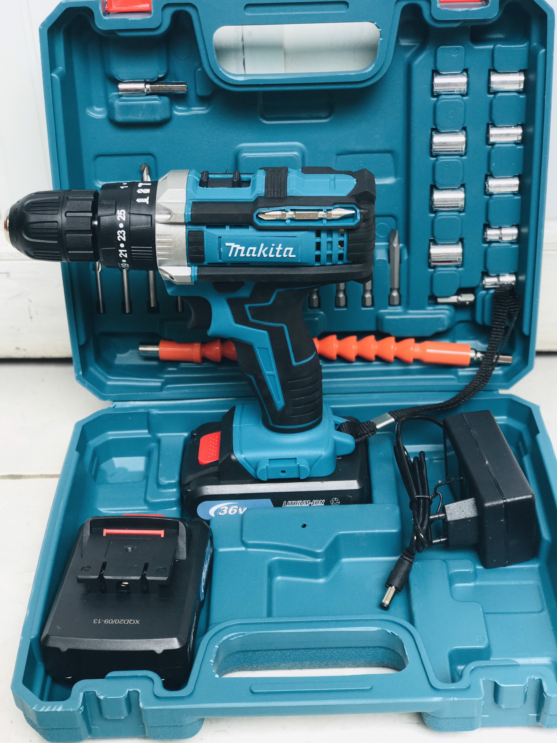 Máy khoan pin có BÚA makita 36v. (kèm 2pin và nhiều phụ kiện)