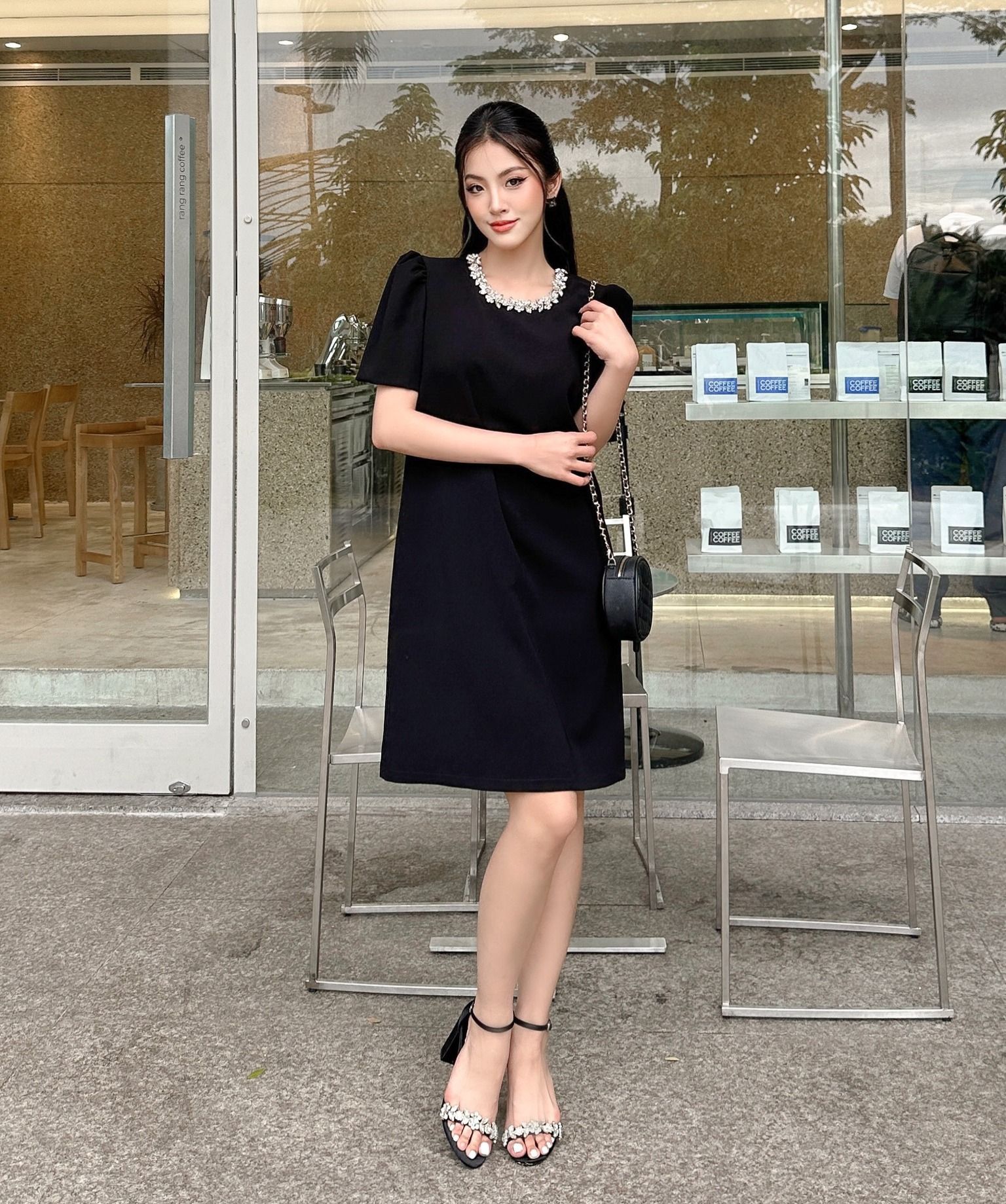 Rập - đầm đen tay phồng đính đá trắng - titi 04 đá trắng
