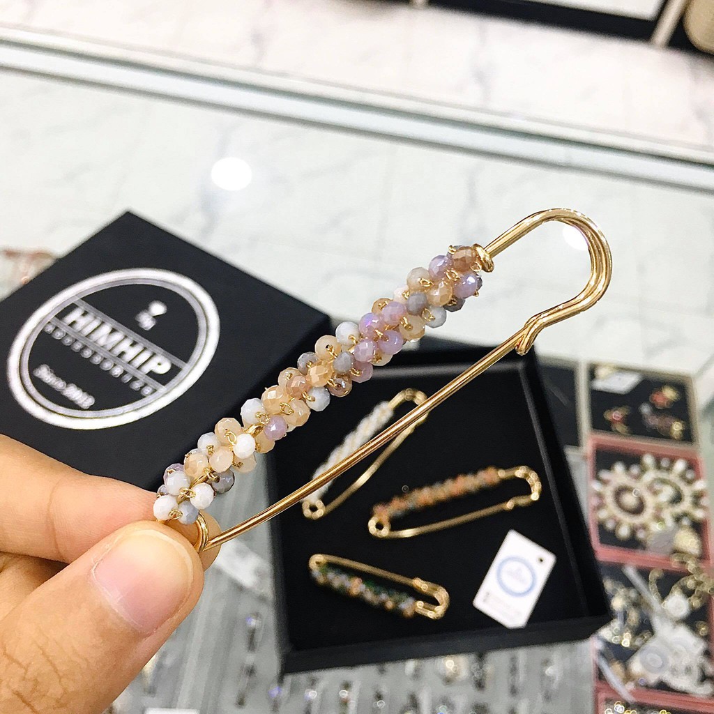 Kim băng cài áo, quần đính đá sang trọng