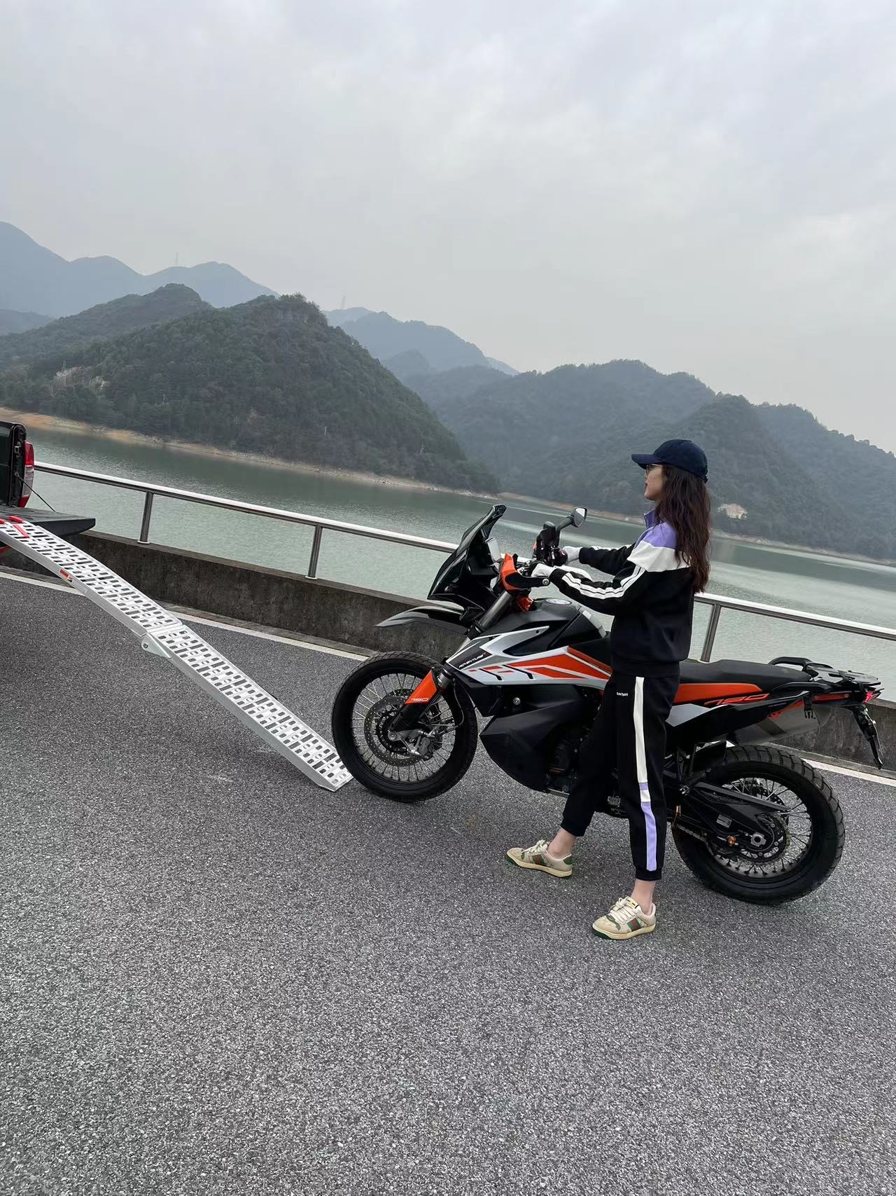 THANG DẪN XE MÁY LÊN XE BÁN TẢI