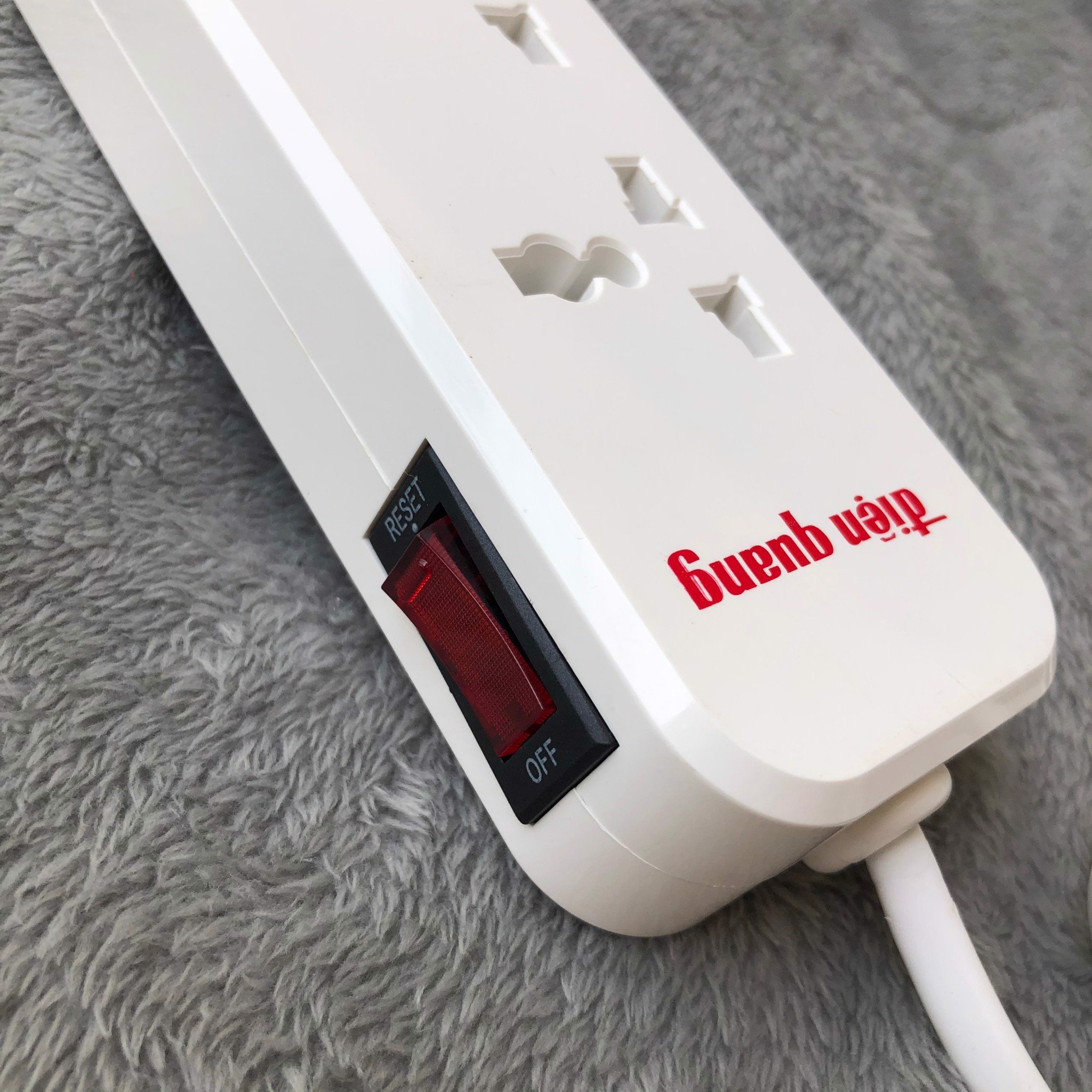 Ổ cắm Điện Quang ĐQ ESK02 ( 4 lỗ 3 chấu )