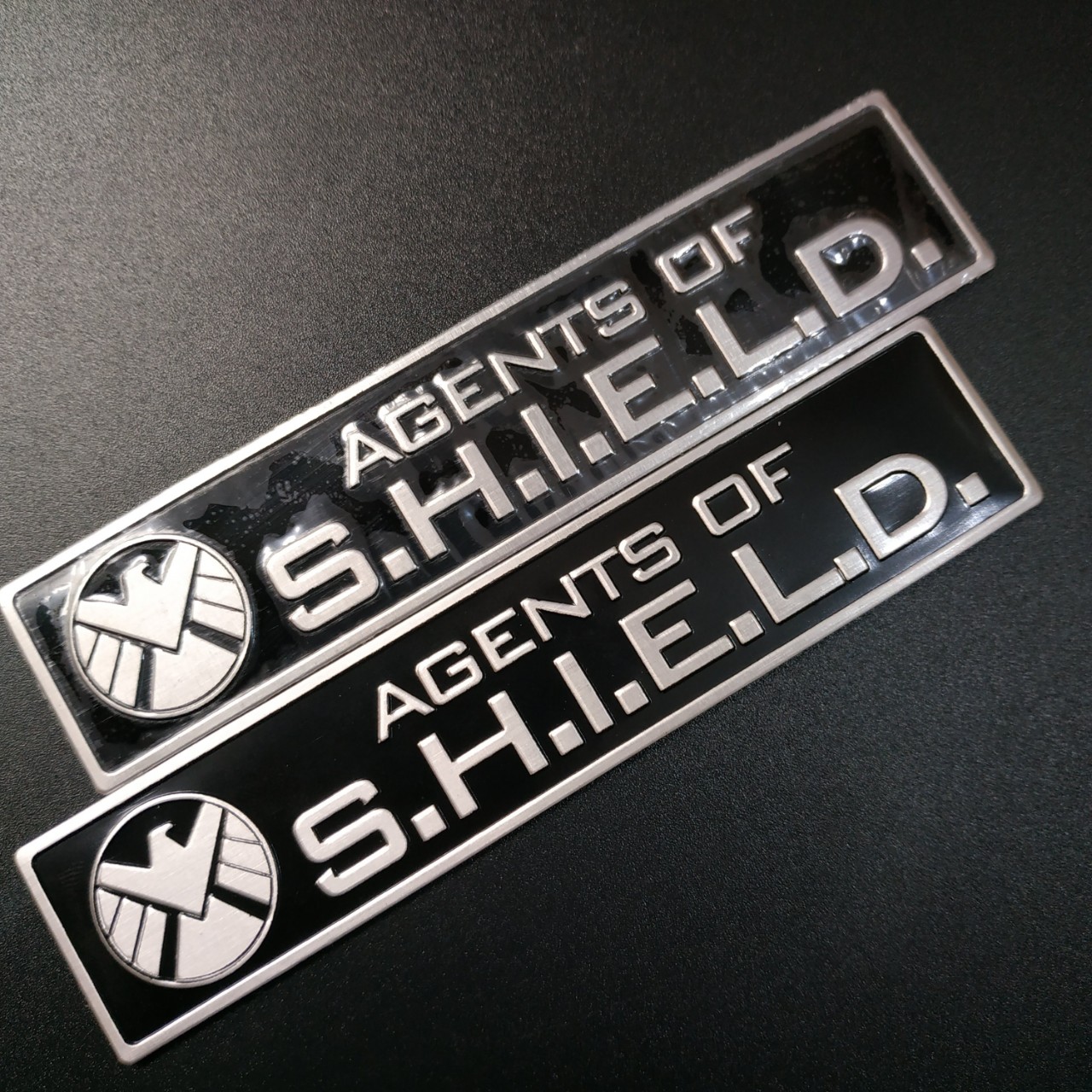 Tem nhôm dán xe SHIELD dài 12x2.6cm nền đen