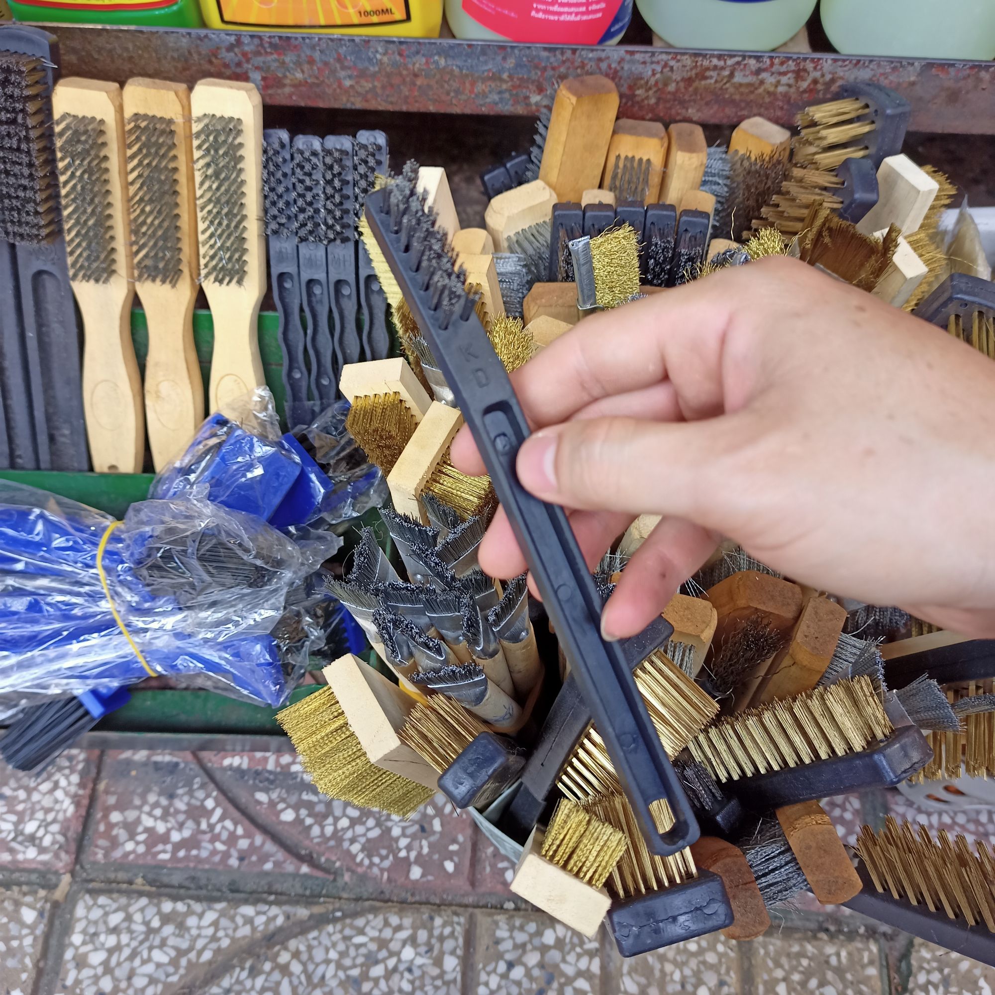 bàn chải thép ( như hình)