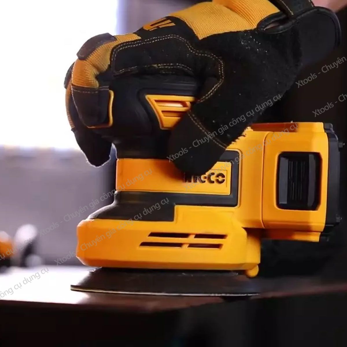 Máy chà nhám tròn dùng pin Lithium 20V INGCO CROSLI2001 máy chà cầm tay đĩa chà 125mm, kèm theo 5 miếng chà nhám, (không kèm theo pin và  sạc)