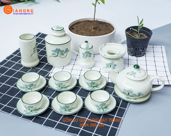 Bộ ấm chén men kem vẽ sen xanh
