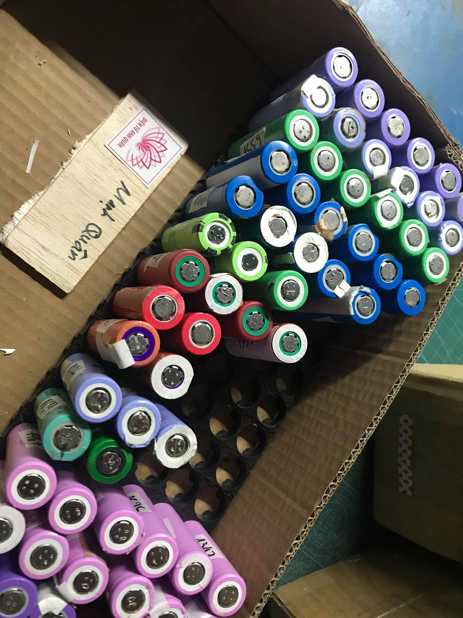 Combo pin 18650 dung lượng từ 1000-1500 mah ( 6 viên ).