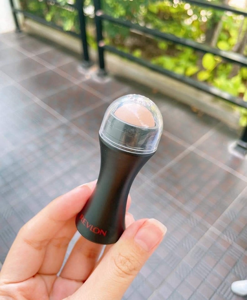THANH LĂN HÚT DẦU Revlon Oil  Absorbing Volcanic Roller