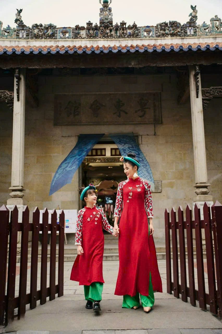Set áo dài cho mẹ và bé phối tay hoa