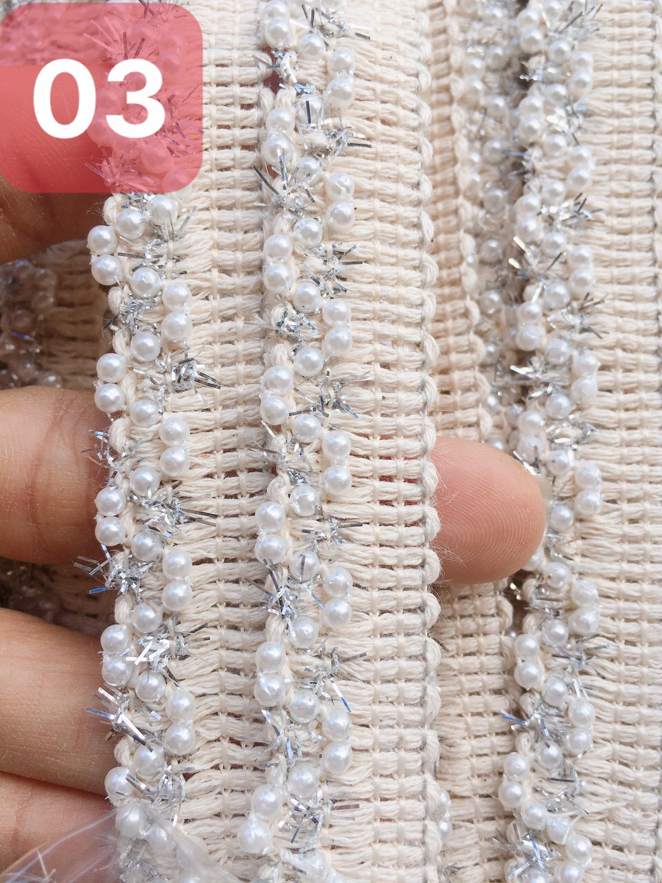 Dây ren mã 03 ngọc nhí phối kim tuyết sử dụng để may phối áo dạ áo nỉ, hoặc dùng đế phối quần áo váy túi xách hoặc làm đồ trang trí nhà cửa đều được. Giá bán 1M hoặc 5M vui lòng chọn theo phân loại