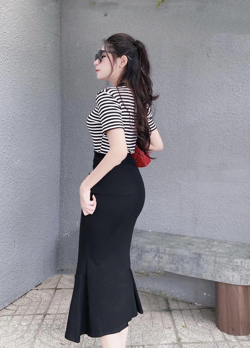 Set kèm áo kẻ và chân váy đuôi cá