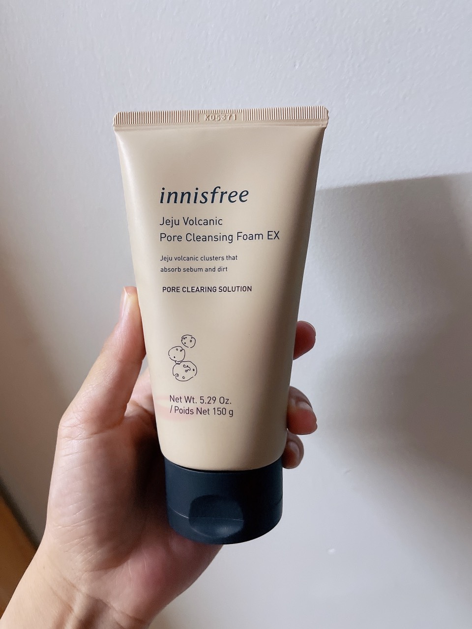 Sữa rửa mặt tro núi lửa trắng sáng da giúp giảm dầu nhờn giảm mụn Innisfree Jeju Volcanic Pore Cleansing Foam Hàn Quốc 150ml Giúp da trắng sáng mềm mịn tự nhiên