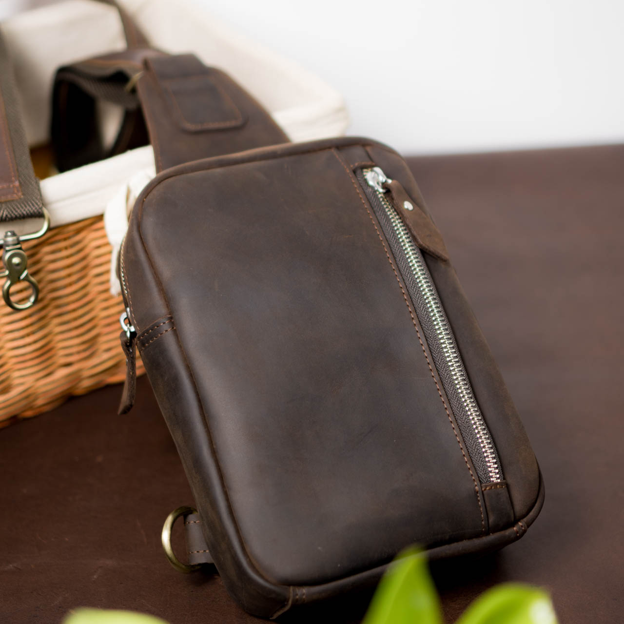 Túi đeo chéo da bò , da nhập khẩu cao cấp Basic nâu đen - Manuk Leather design